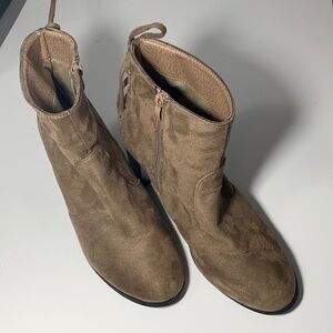 Top MODA Suede Booties, slight wear, look good, ties in back cute, Size 10